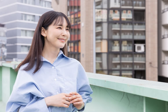 医院外観と女性