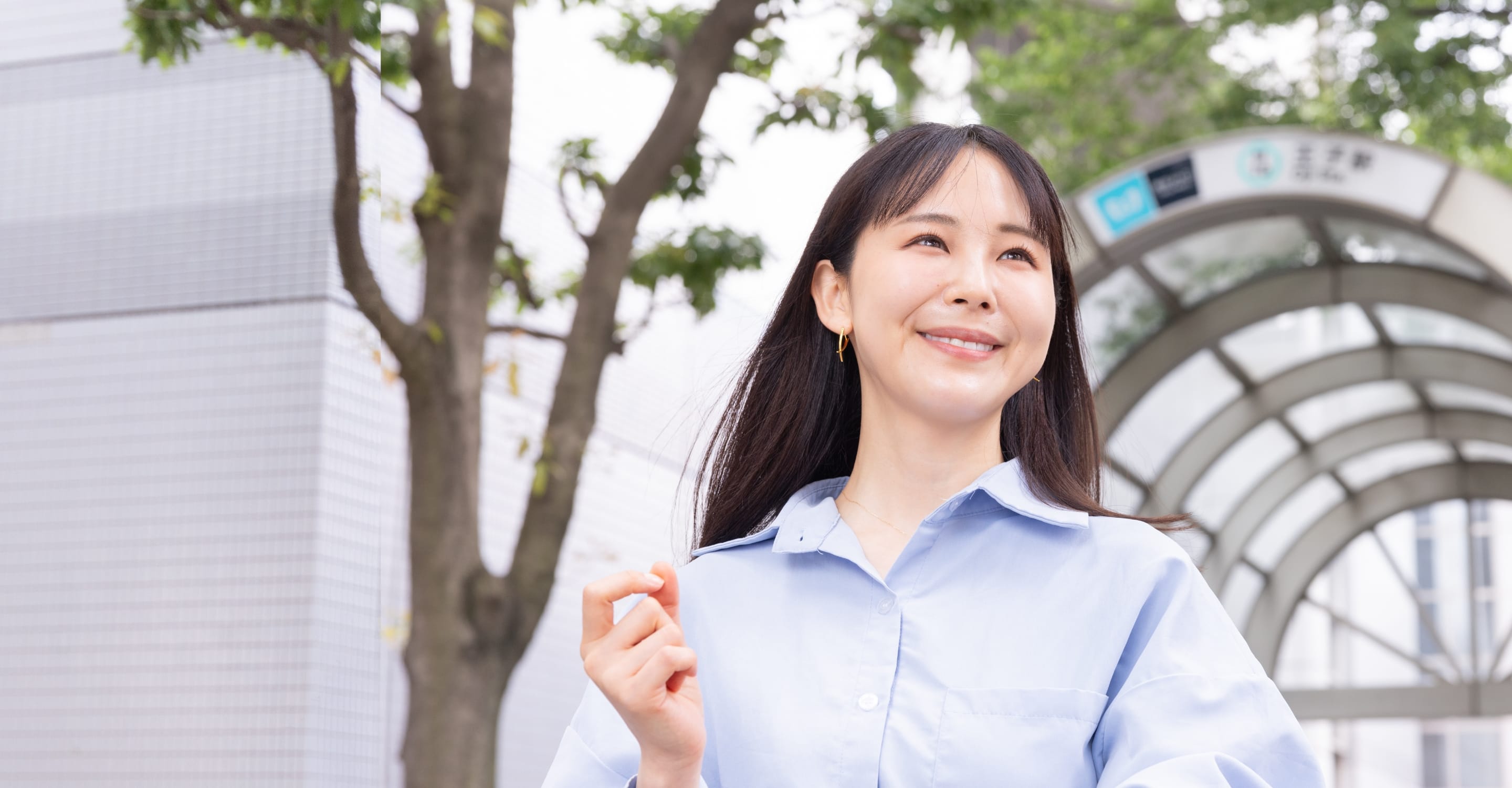王子駅と女性